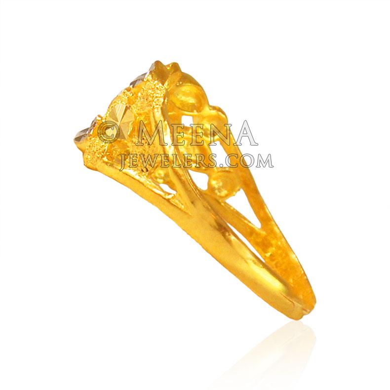 22 Karat Gold Two Tone Ring RiLg23159 22kt Gold ring is designed with fine machine cuts in